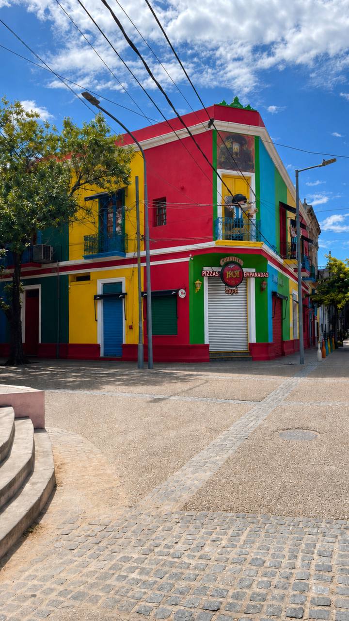 Casa colorida com fachada em vermelho, amarelo, verde e azul - La Boca em Buenos Aires